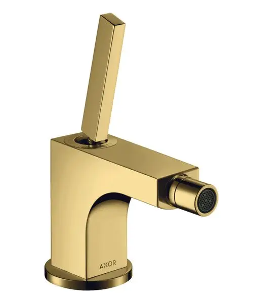 Ein goldfarbener Einhebel-Bidetmischer von AXOR mit einem rechteckigen Hebel und einer Ablaufrinne. Der Wasserhahn hat eine moderne, klare Formgestaltung.